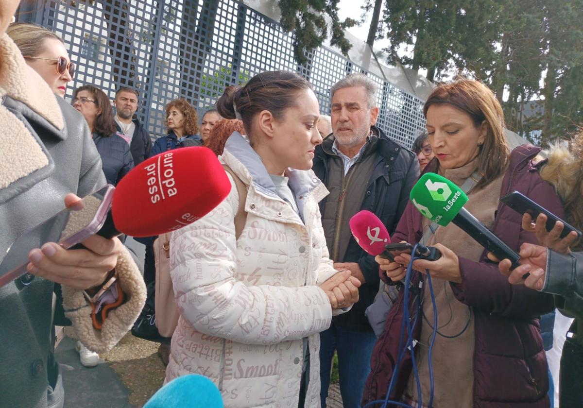 Sheila Gómez en la concentración esta mañana en las puertas del Marcelo Nessi.