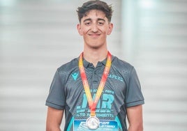 Daniel López, con la medalla de plata como subcampeón de España sub-20 en los 1.500 metros.