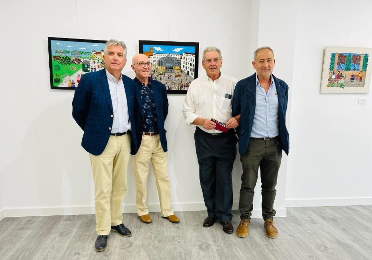 El artista Manuel Gómez Arce frente a su obra, junto a personal de la Fundación CB.