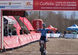 Lucía Gómez cruza la meta de Valladolid como ganadora absoluta de la segunda prueba de la Copa de España.