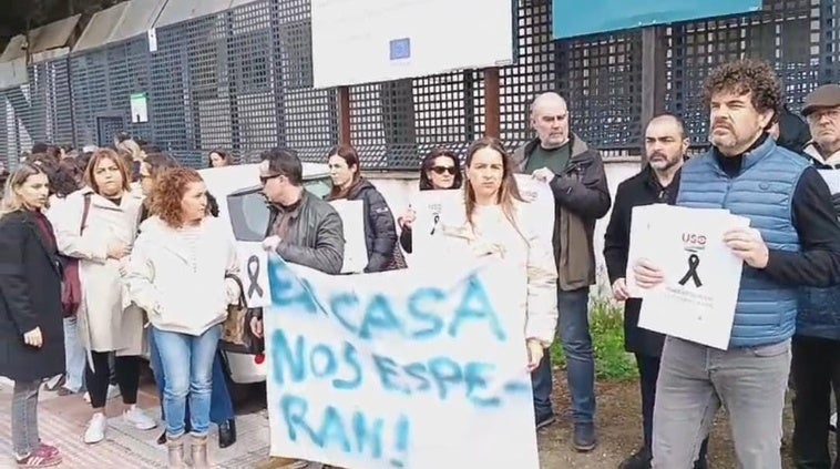 Concentración este lunes en la puerta del Marcelo Nessi tras el asesinato de una educadora social.