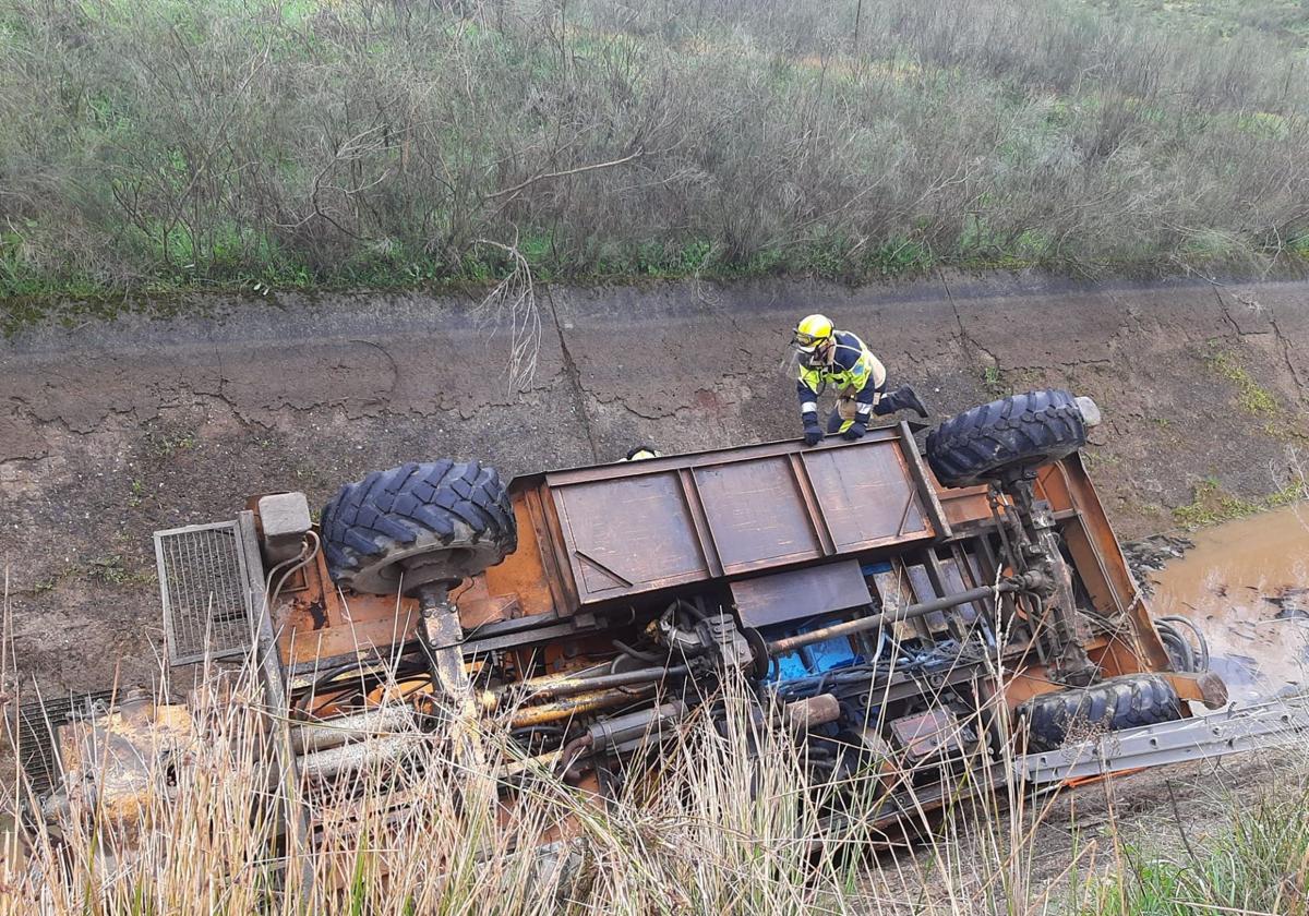 La máquina de gran tonelaje quedó volcada en el interior del canal de riego.