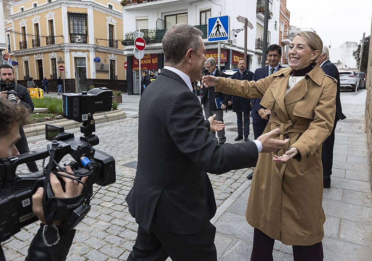María Guardiola y Emiliano García-Page, presidentes de Extremadura y Castilla-La Mancha, en su encuentro en Mérida.