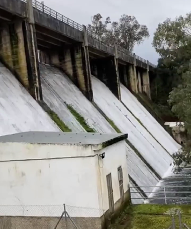 Embalse lleno en Valverde de Leganés.