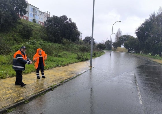 Instalaciones del colegio Virgen de la Vega, anegadas por la crecida de la rivera de Gata, este martes.