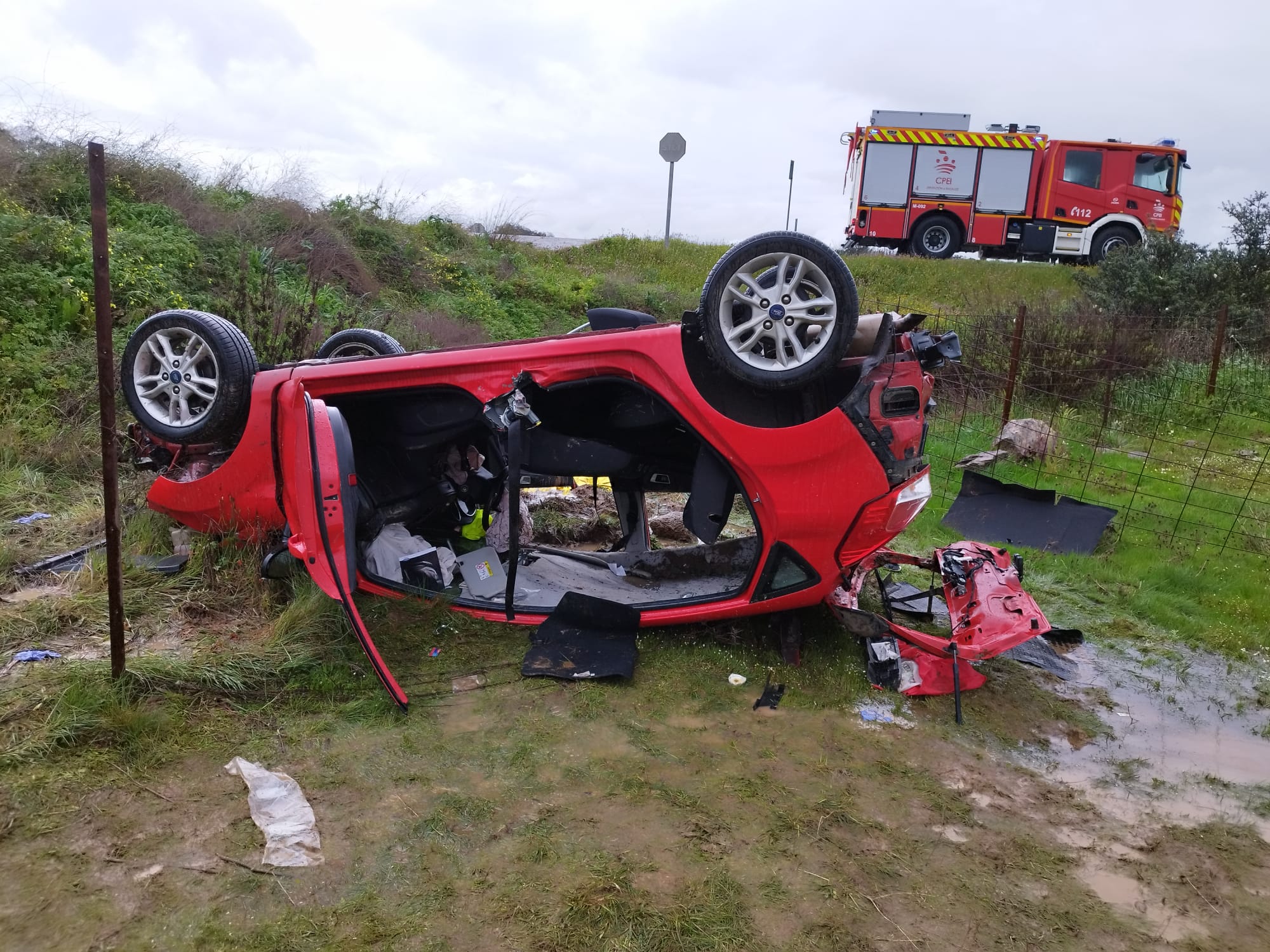 Fotos | Así ha quedado el coche tras el accidente en Oliva de la Frontera