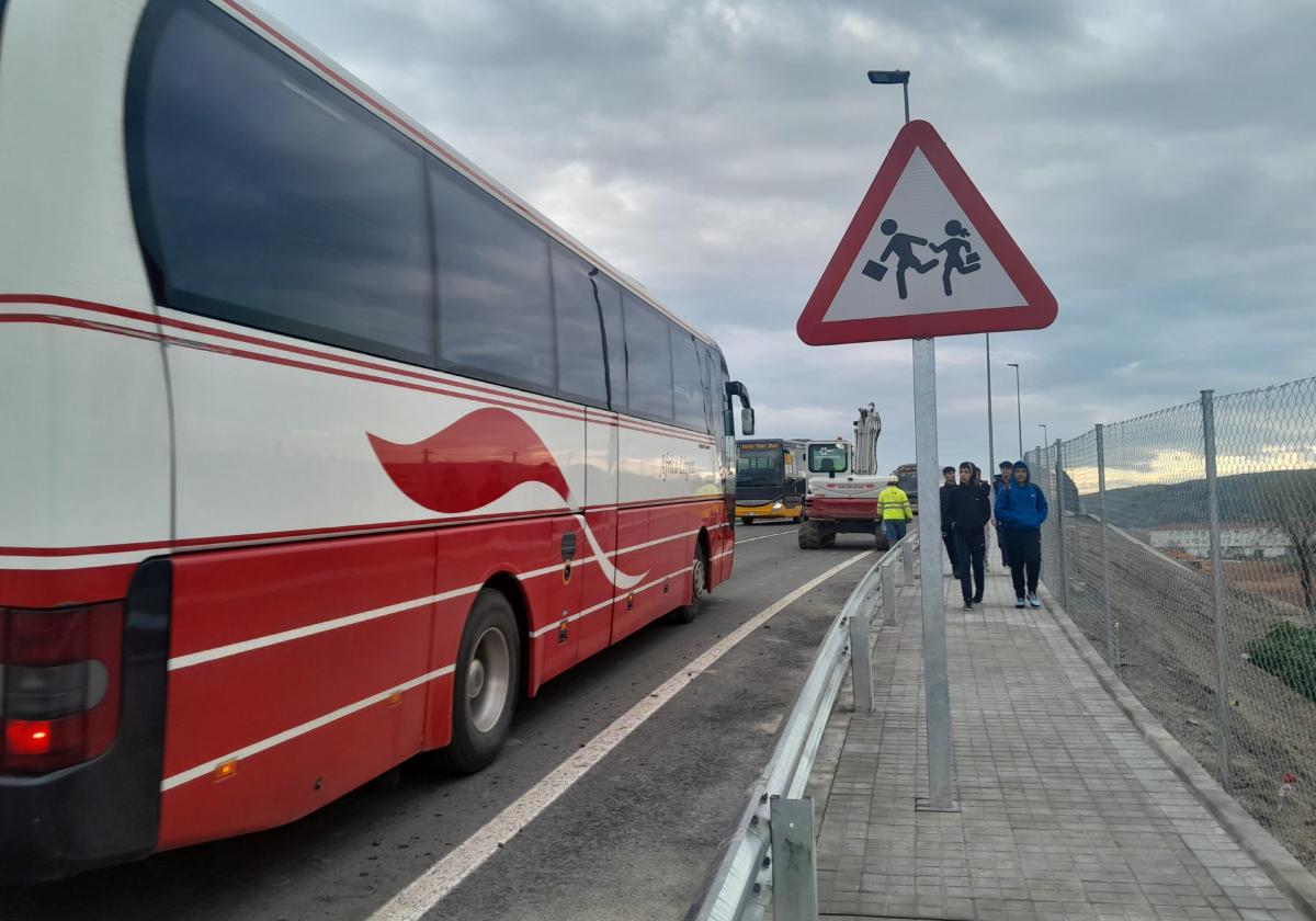 Acceso peatonal por el nuevo puente.