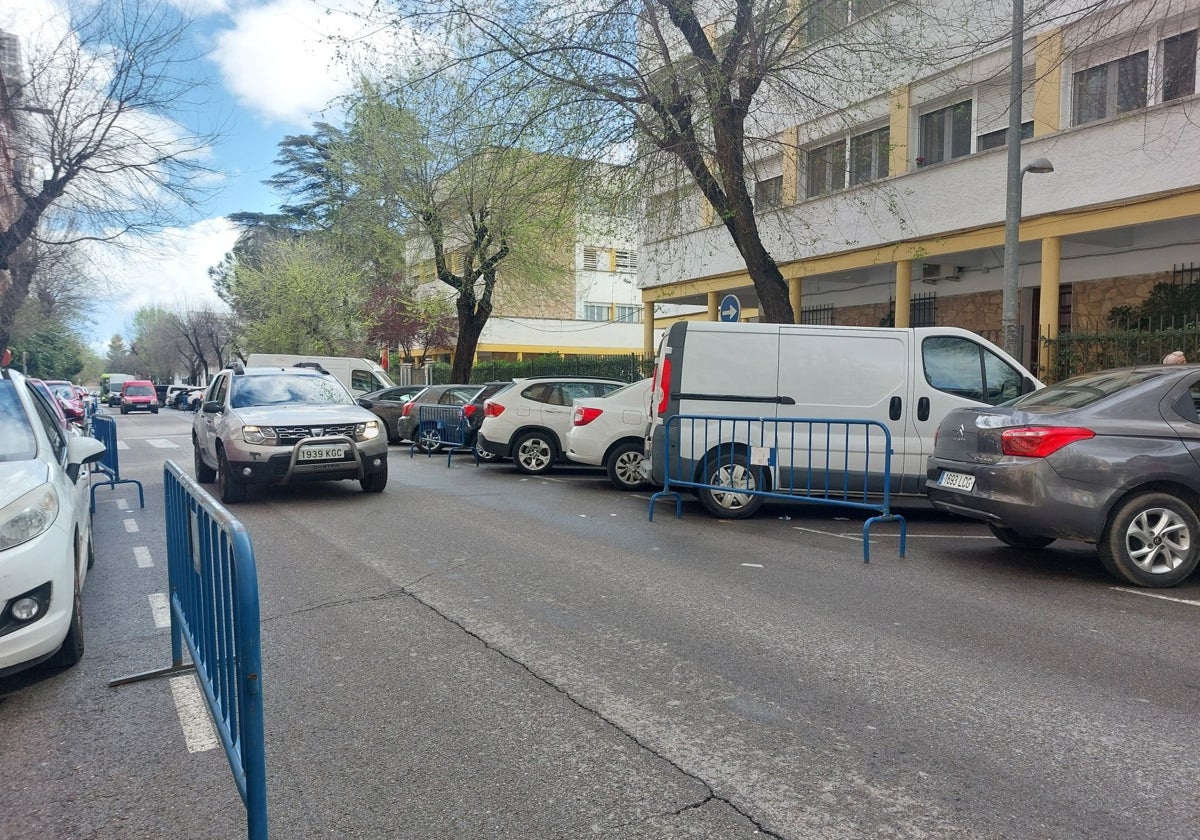 Vallas azules colocadas en las dos márgenes de la ronda del Pilar.