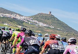 El pelotón avanza hacia la subida al castillo de Feria en la pasada edición de la Vuelta.