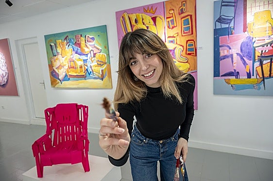 Laura Rastollo en su galería 'Lausilla', y al fondo algunos de sus primeros trabajos.