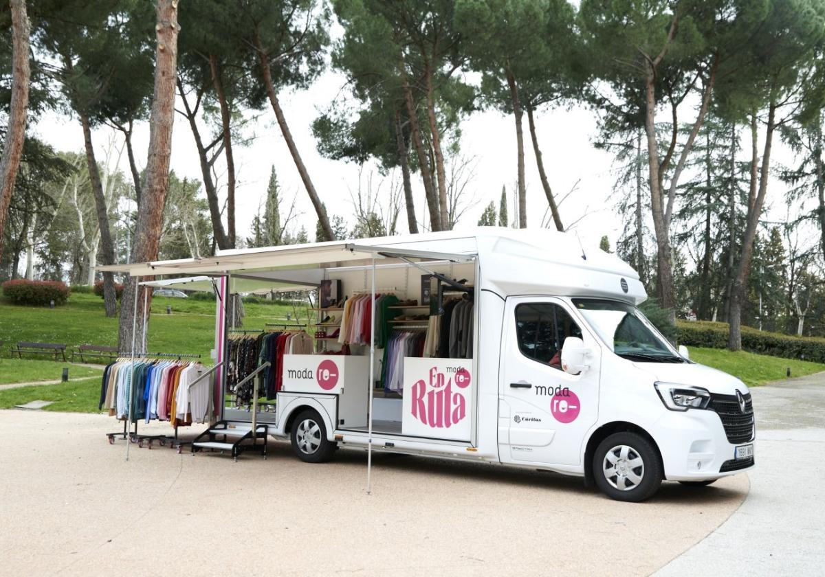 El camión de Moda Re promovido por Cáritas Diocesana para distribuir ropa de segunda mano.