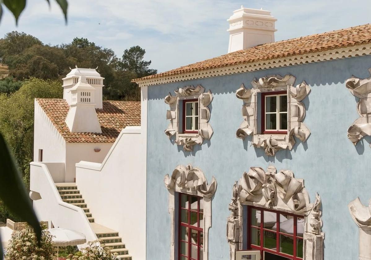 El color rojo, insignia de la firma Louboutin, puede verse en diferentes espacios y detalles repartidos por el hotel, como en las puertas y ventanas exteriores.