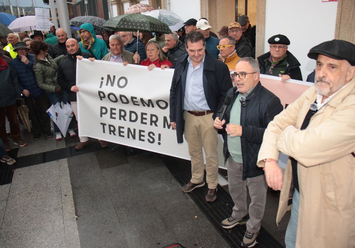 Francisco Martín, portavoz del MSU-Norte, se dirige a los asistentes en la entrada de la estación.