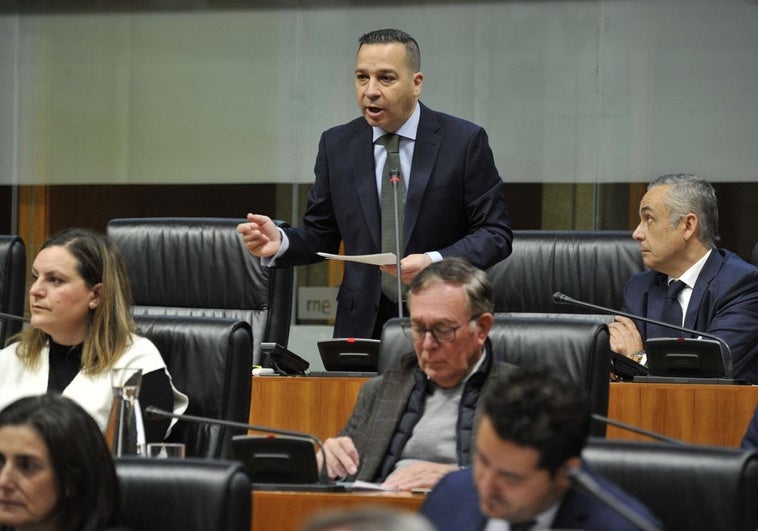 El portavoz parlamentario de Vox, Óscar Fernández, en su intervención en la Asamblea.