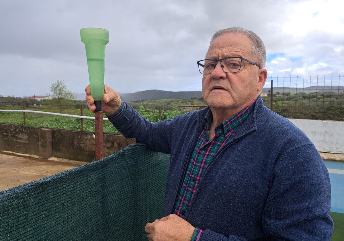 Mateo Benítez, junto a su pluviómetro en la localidad de la Sierra Suroeste.