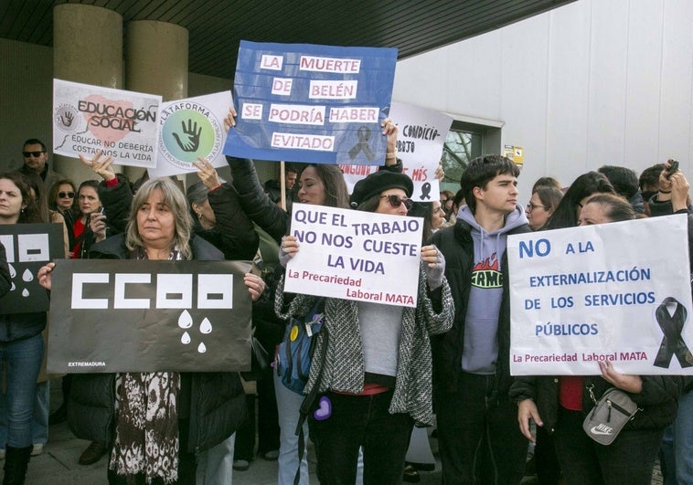 Protesta ante las puertas de Servicios Sociales y Atención a la Infancia de la Junta en Mérida, esta mañana.