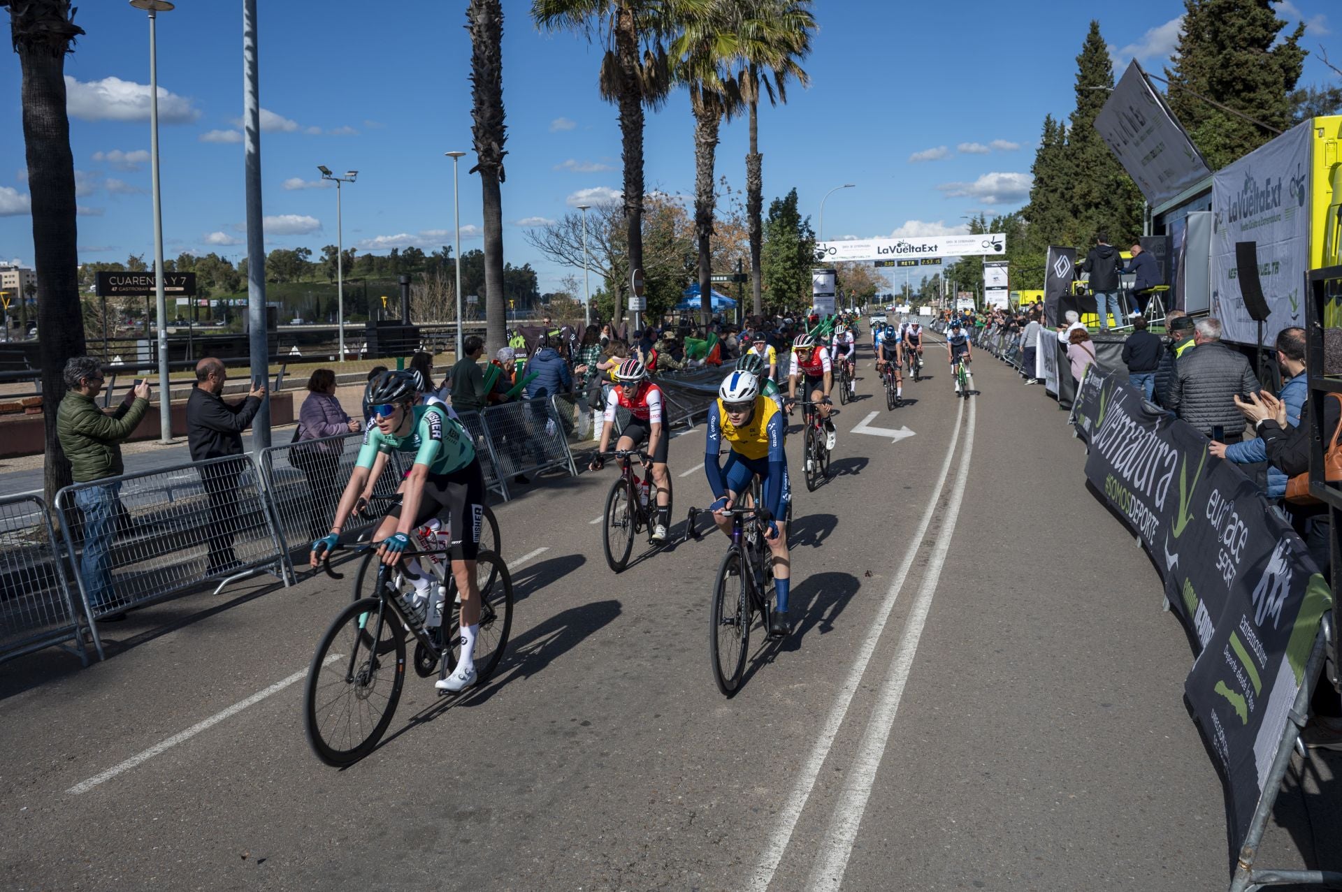 La llegada a Badajoz de La Vuelta Ciclista a Extremadura, en imágenes