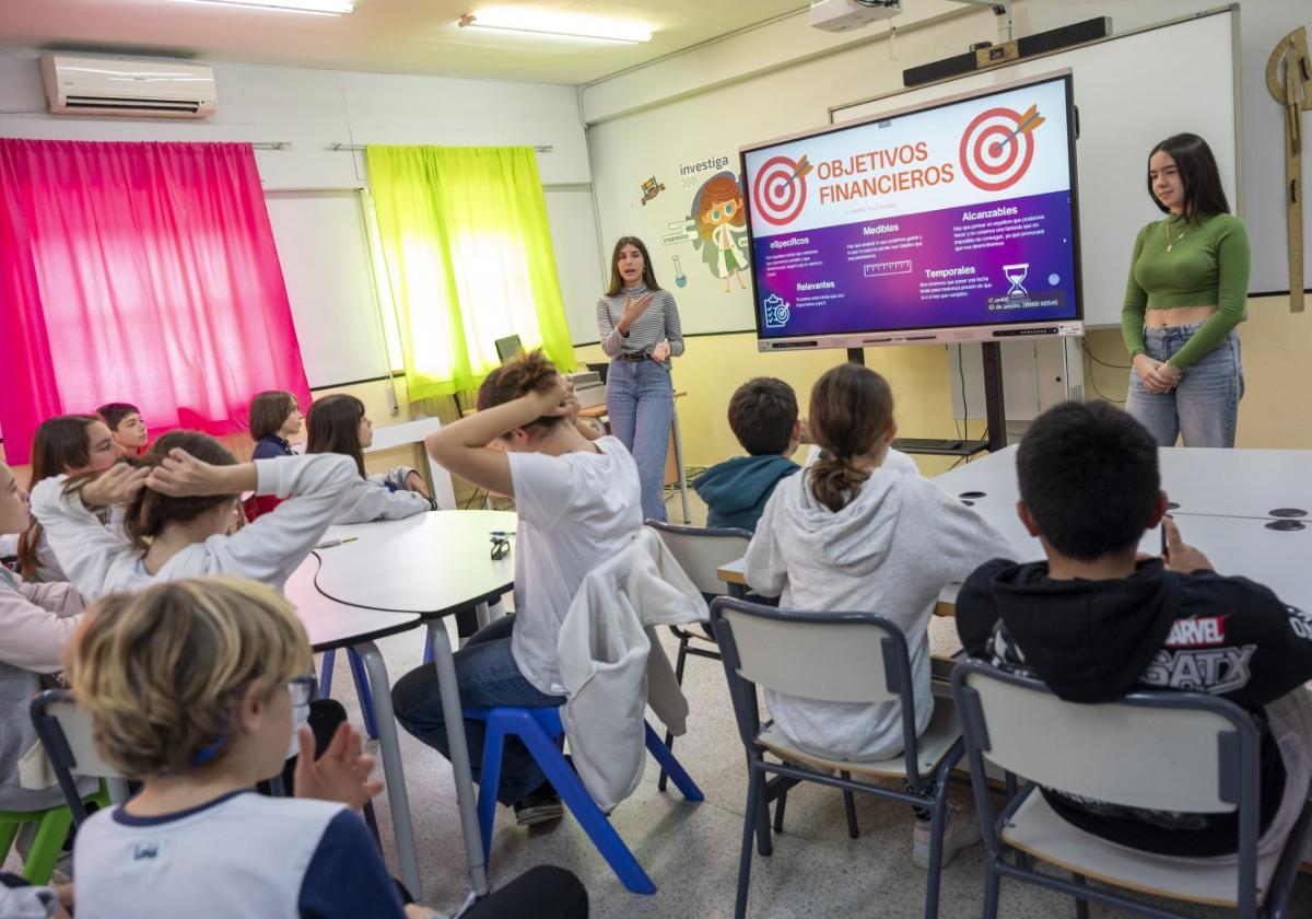 Dos alumnas deEconomía del Maestro Domingo Cáceres en la charla.