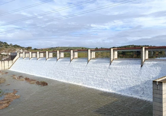 El embalse de Pedrógão, 23 kilómetros aguas abajo de Alqueva, ha empezado a aliviar para hacer hueco al caudal que va a soltar la gran presa en cuestión de horas.