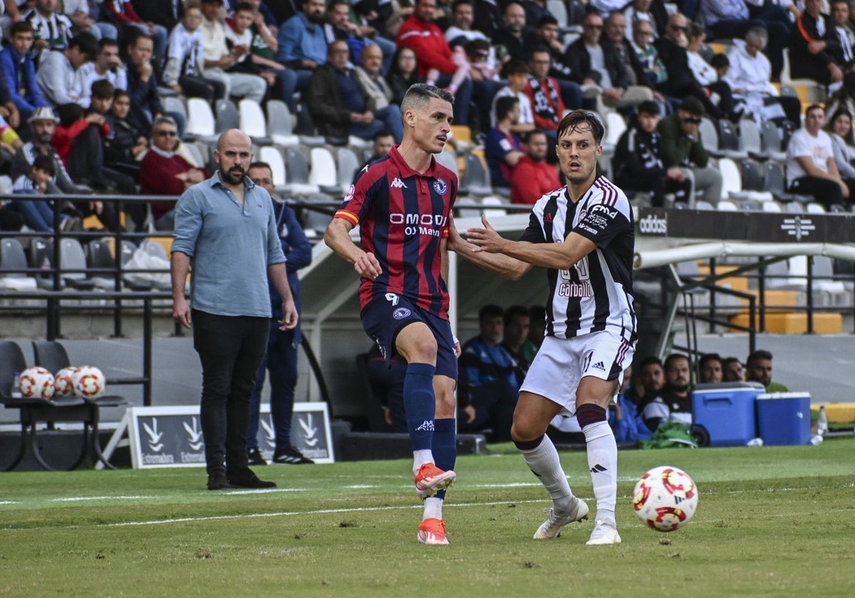 Luis Oliver Sierra sigue desde la banda el derbi de la primera vuelta.