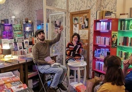 David Uclés celebró el aniversario de su novela 'La península de las casas vacías' en la Puerta de Tannhäuser