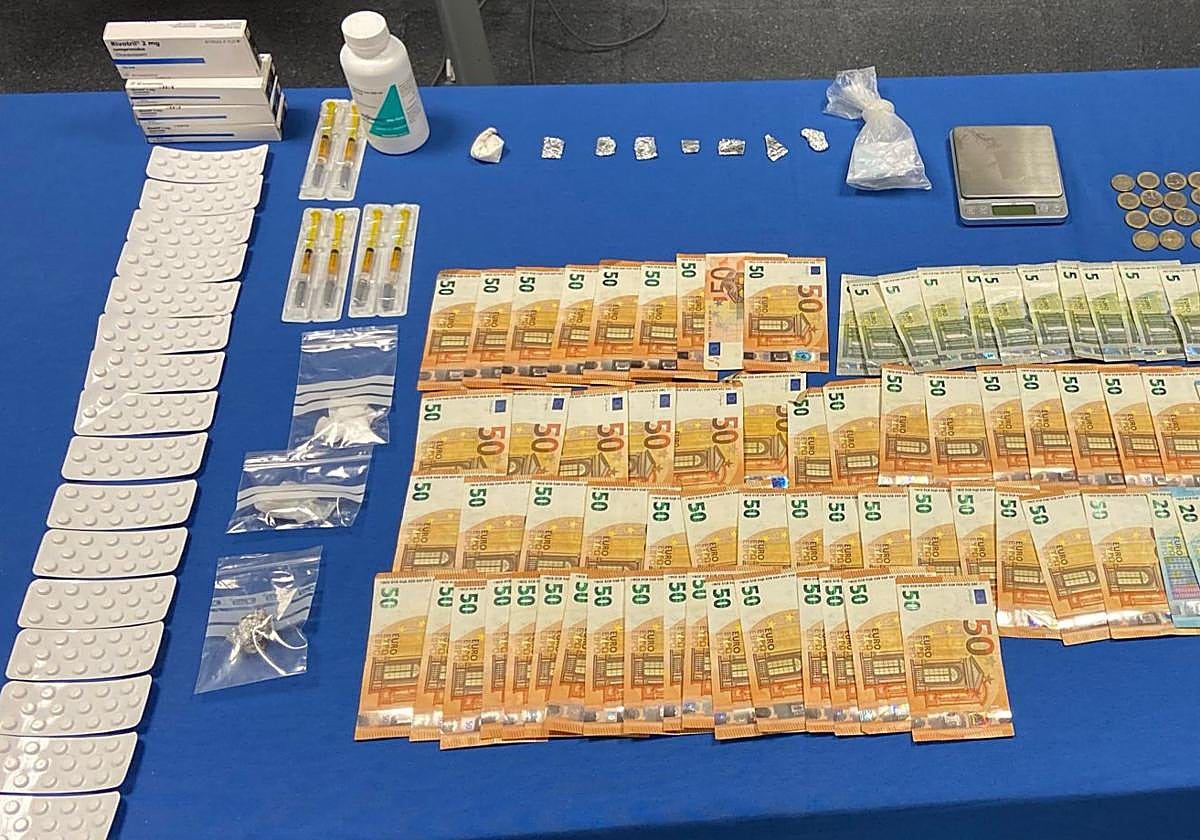 Sustancia y dinero incautados por la Policía Nacional durante la operación.