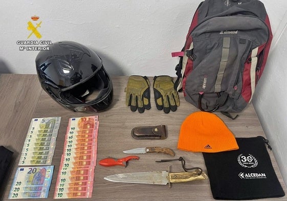 Dinero robado y equipamiento del detenido, incautado por la Guardia Civil.