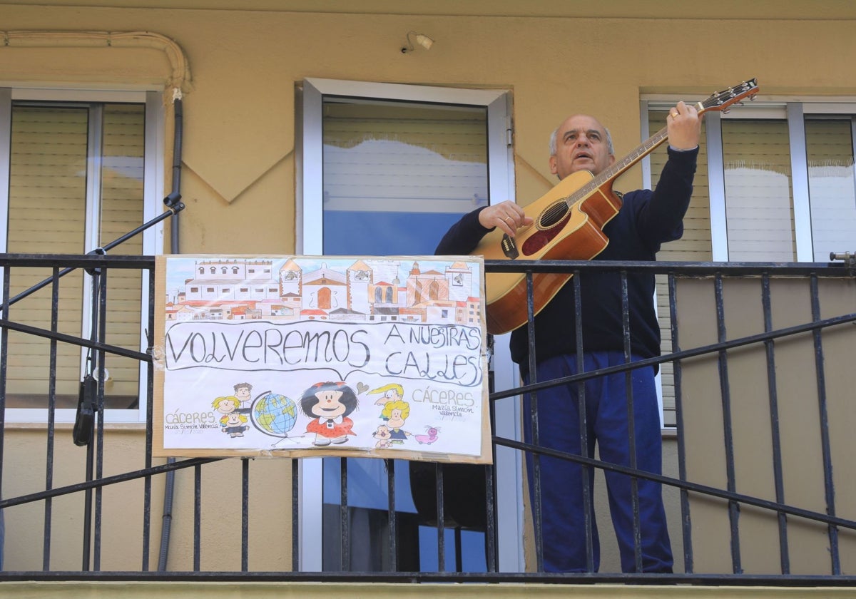 Matías Simón en su piso de Cáceres en 2020 dando conciertos durante el confinamiento.