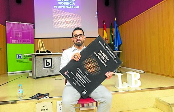 León Bustamante presentó su poemario 'La poética violencia de un pringado libre'.