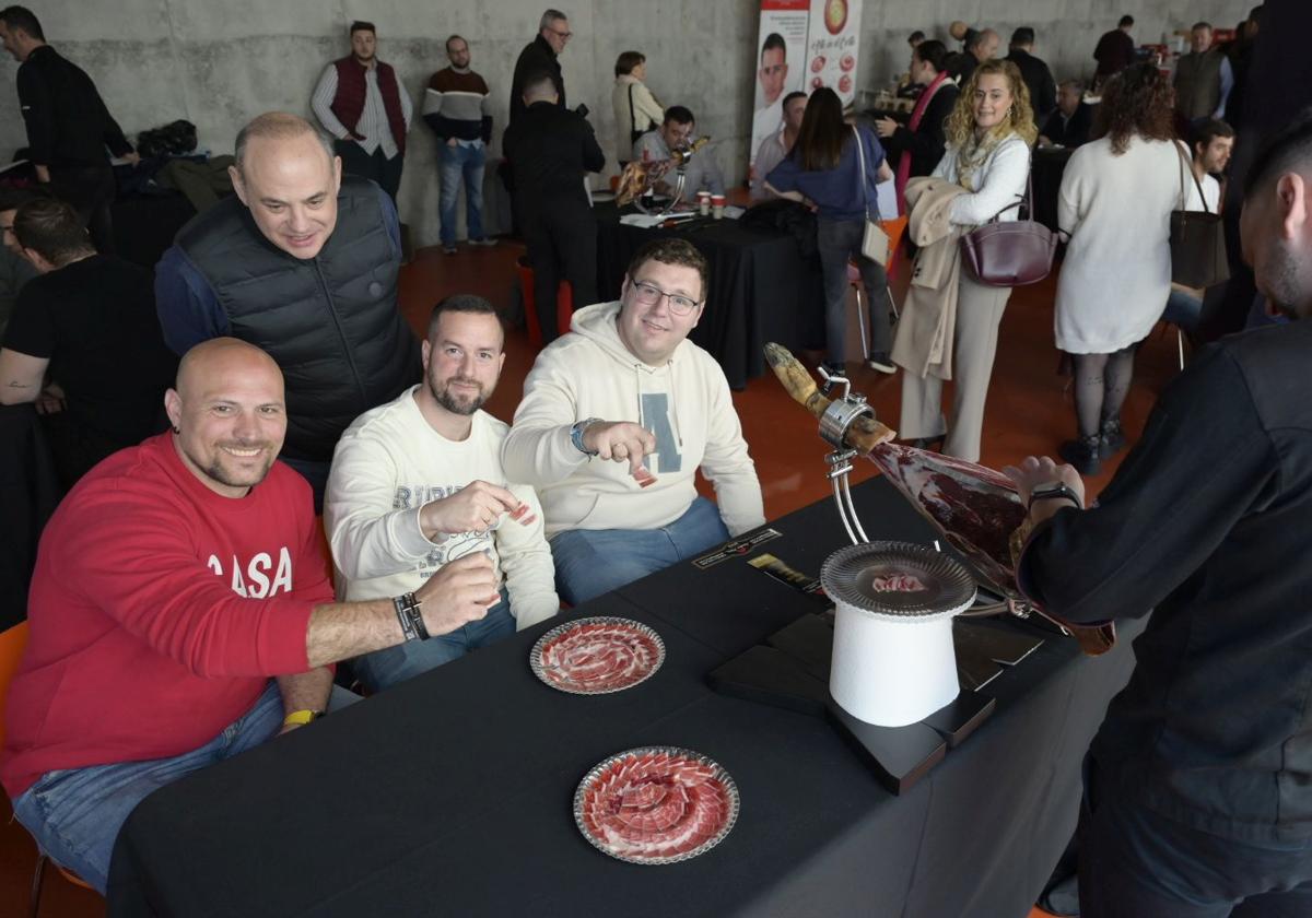 Alberto Martín, Jesús Ortíz y José Manuel Villar al empezar el concurso de comer jamón.