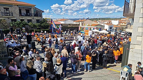 80 metros de bocadillo de jamón en Torrejón el Rubio con fines solidarios