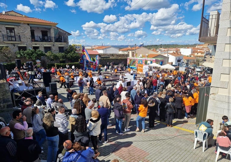 80 metros de bocadillo de jamón en Torrejón el Rubio con fines solidarios