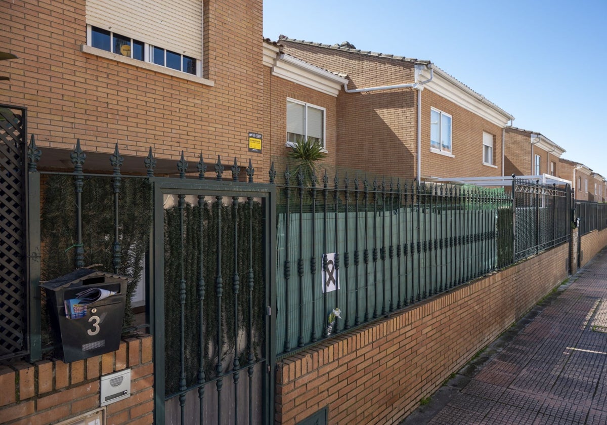 Han colocado flores en la puerta de la vivienda donde fue asesinada Belén Cortés.