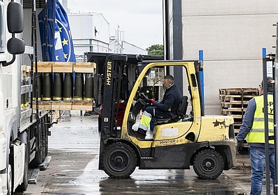 Un operario carga un palé con proyectiles en la factoría de Rheinmetall en Navalmoral de la Mata.