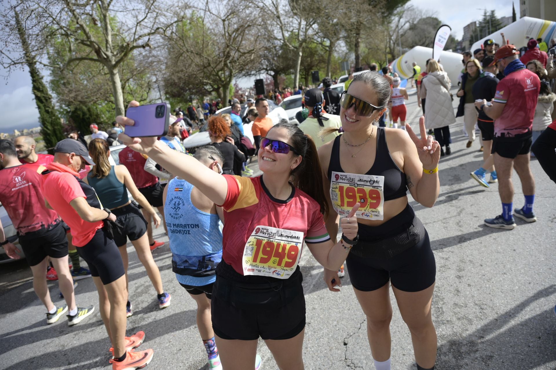 El Maratón Popular y Medio Maratón de Badajoz, en imágenes