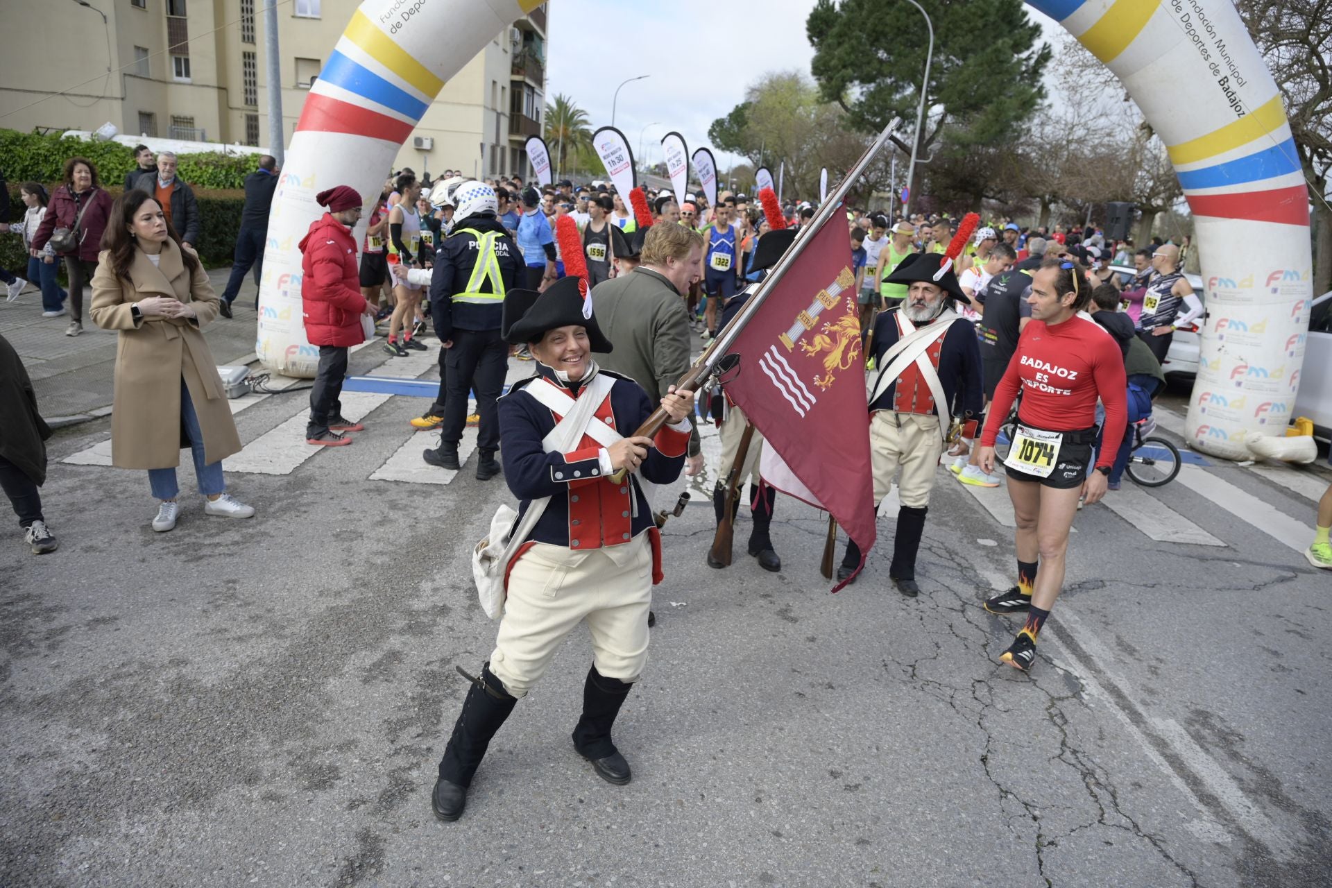 Imagen principal - Arriba los recreadores de los sitios de Badajoz. Abajo a la izquierda Carlos Gazapo al llegar a la meta y a la derecha Mónica Gutiérrez, ambos ganadores de la maratón Badajoz. 