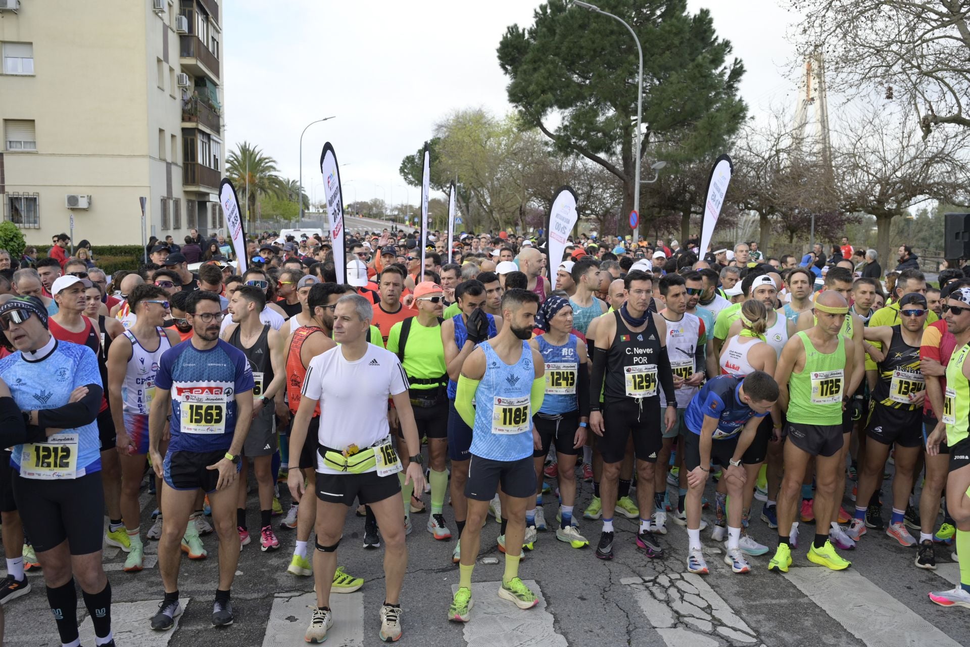 El Maratón Popular y Medio Maratón de Badajoz, en imágenes