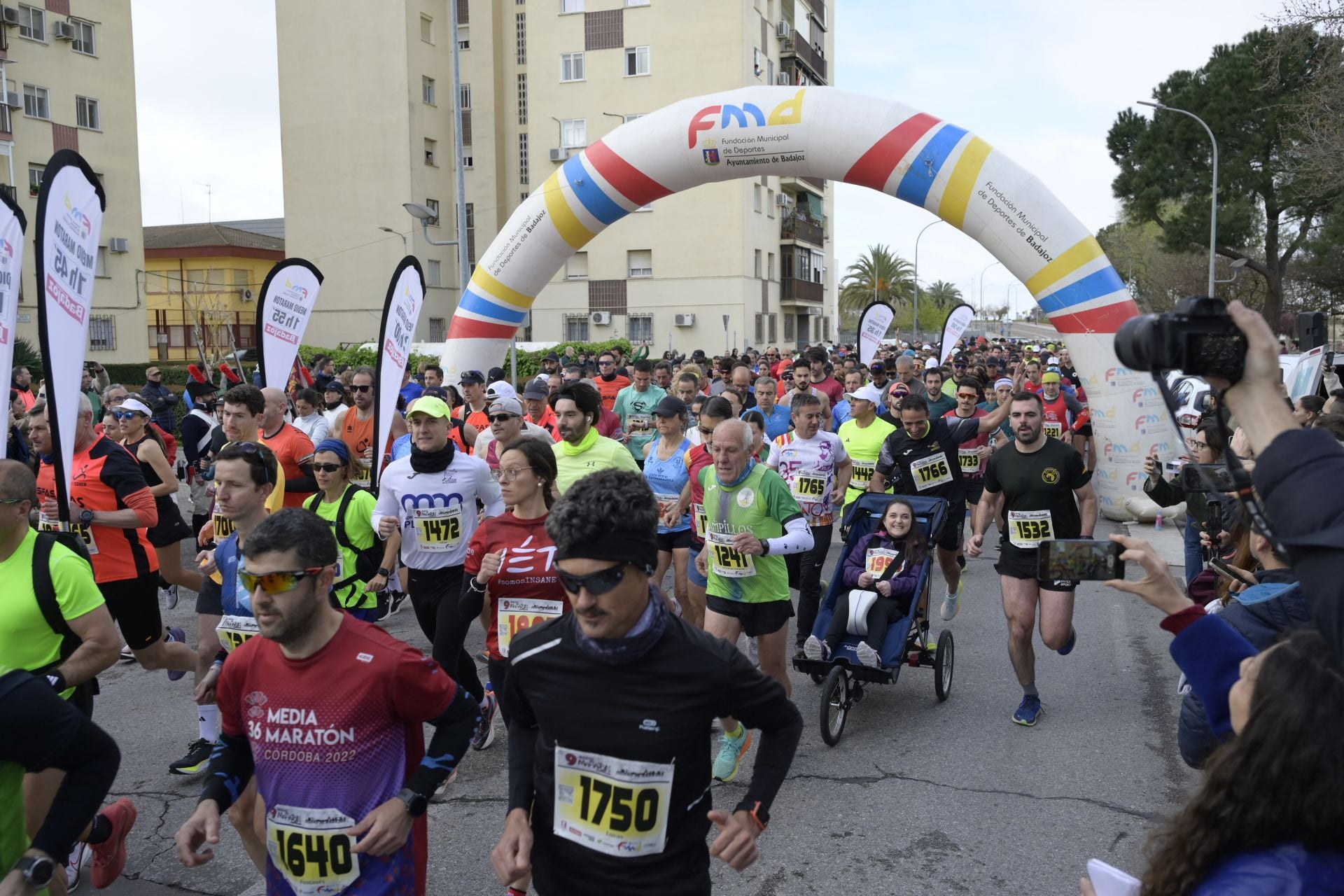 El Maratón Popular y Medio Maratón de Badajoz, en imágenes