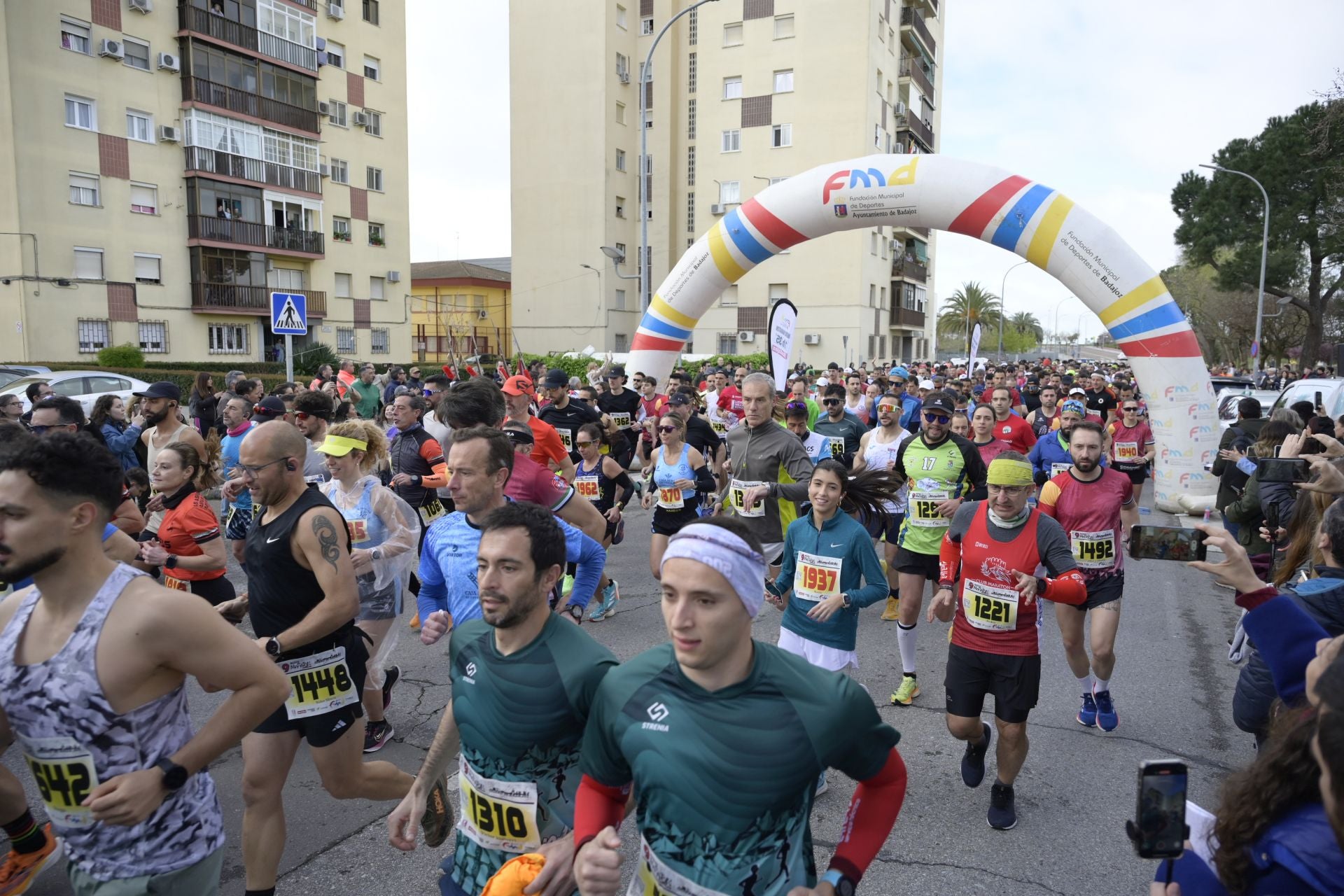 El Maratón Popular y Medio Maratón de Badajoz, en imágenes