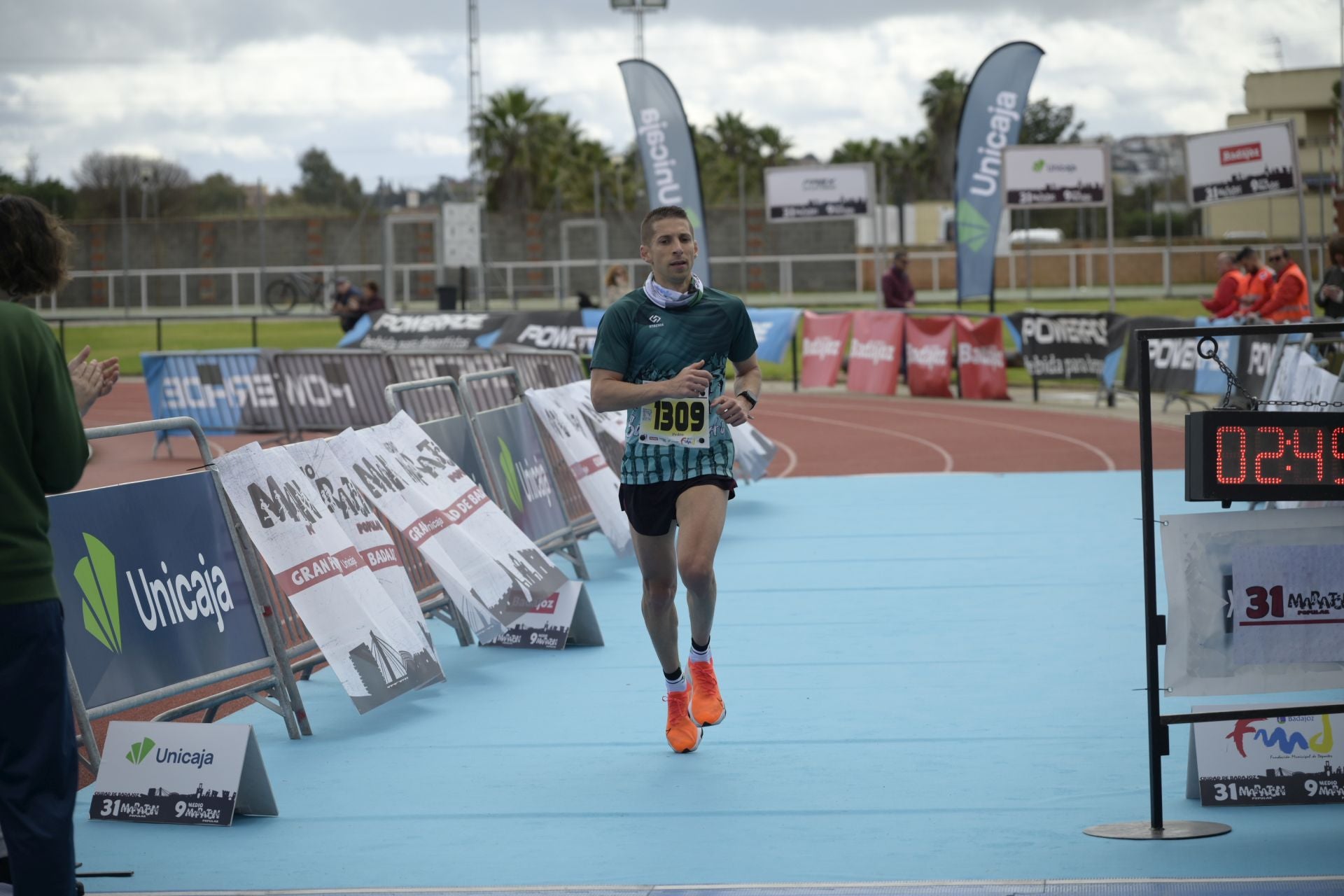 El Maratón Popular y Medio Maratón de Badajoz, en imágenes