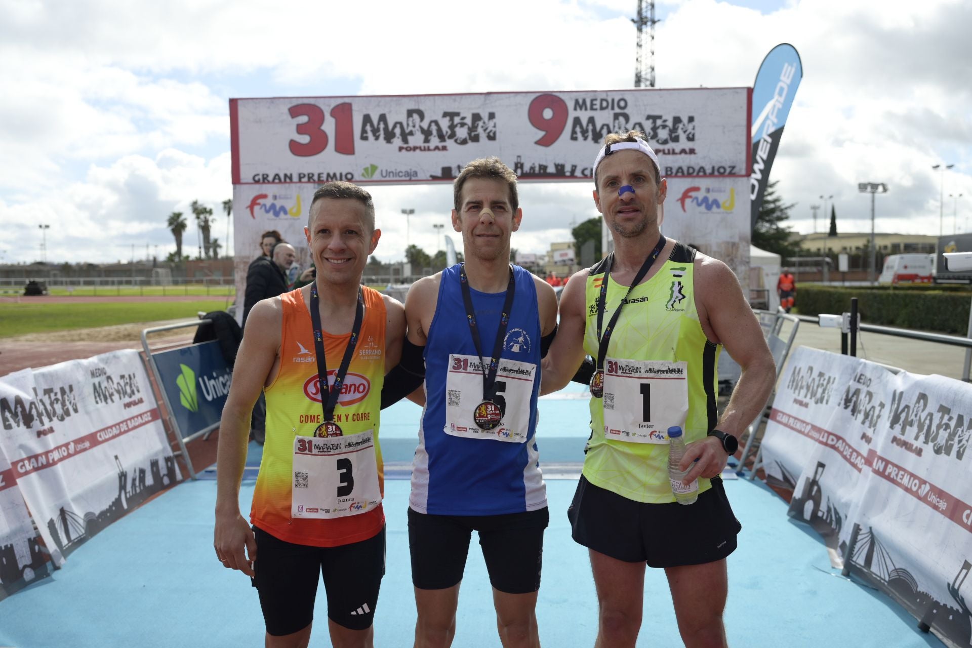 El Maratón Popular y Medio Maratón de Badajoz, en imágenes