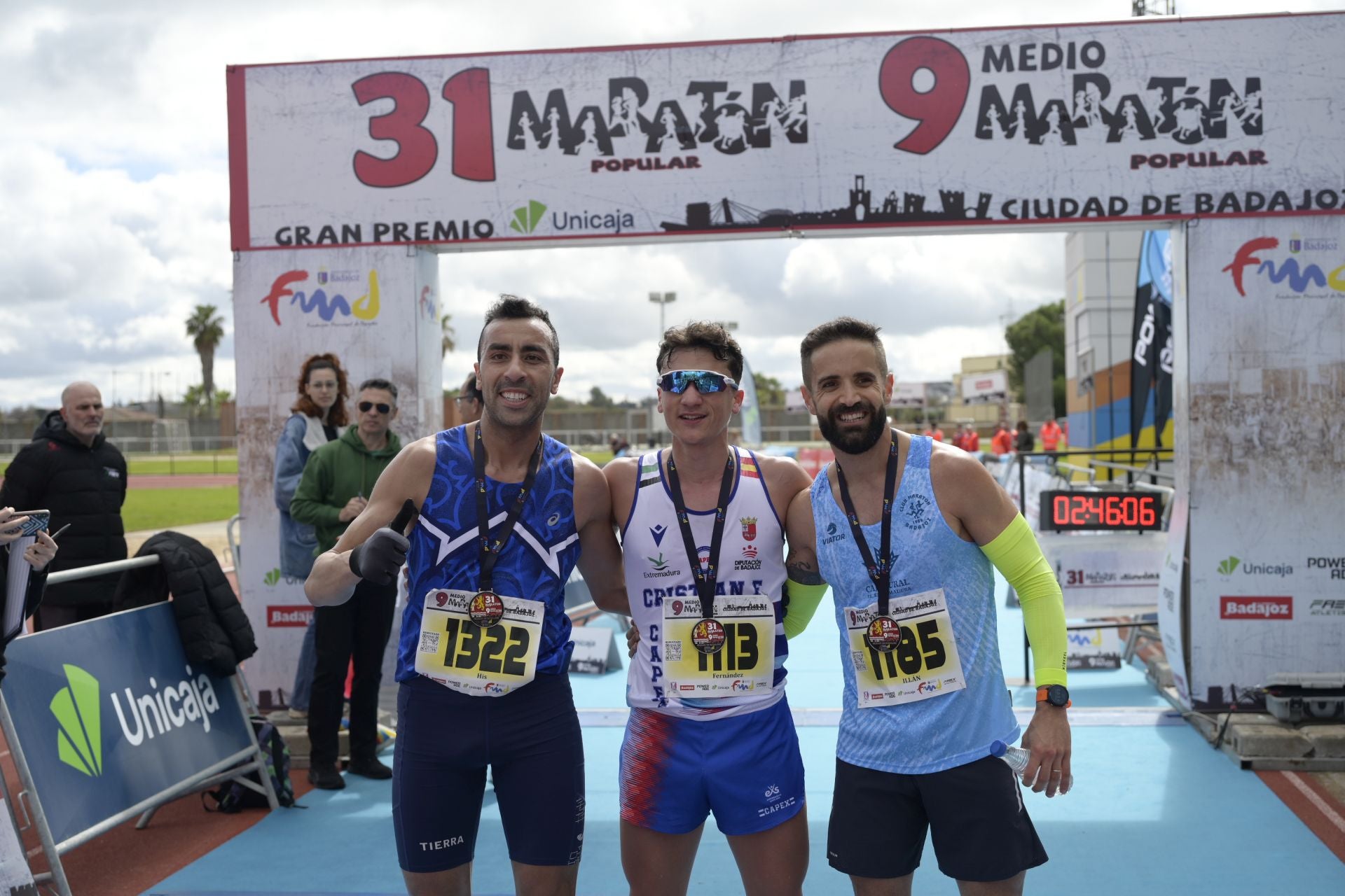 El Maratón Popular y Medio Maratón de Badajoz, en imágenes