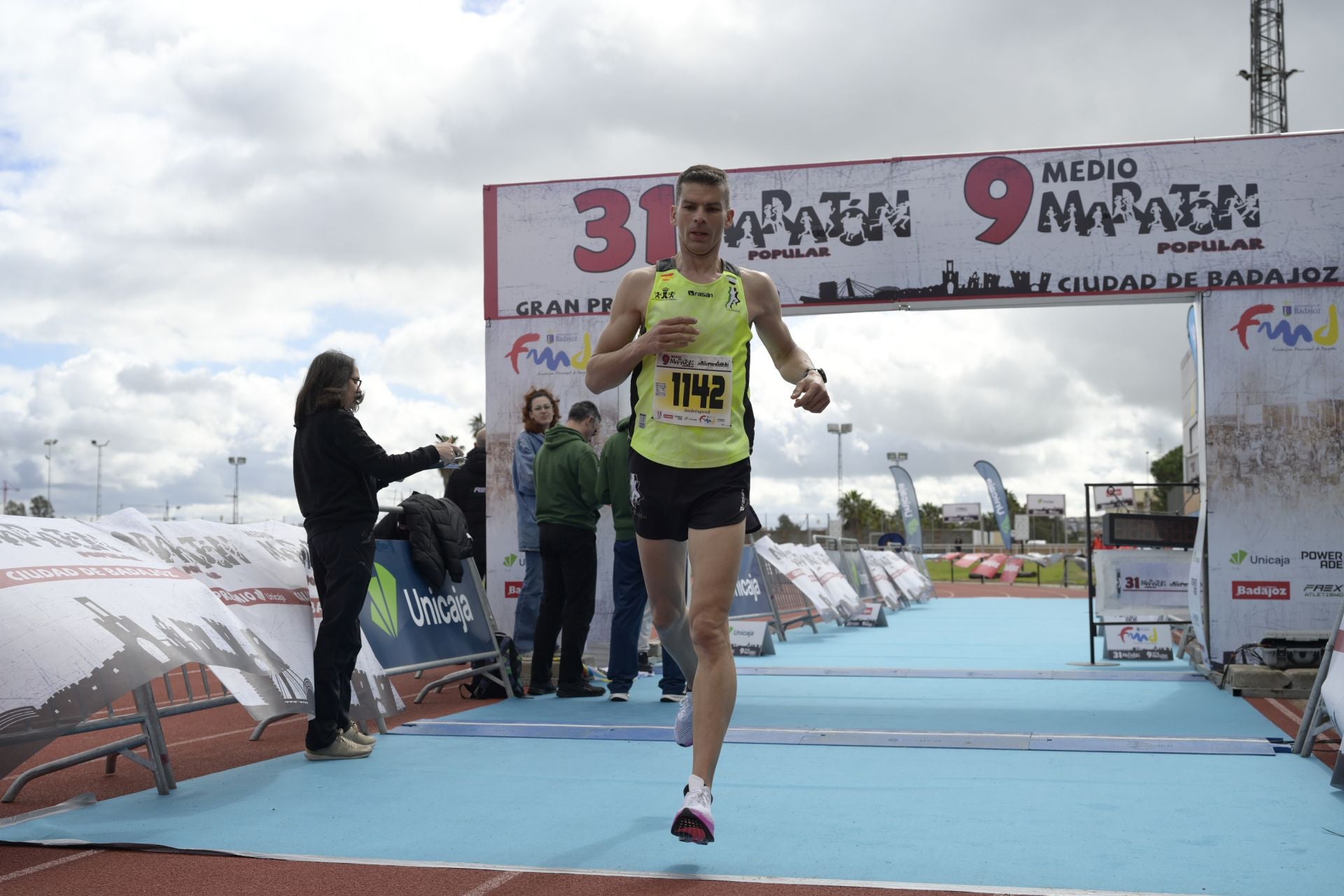 El Maratón Popular y Medio Maratón de Badajoz, en imágenes