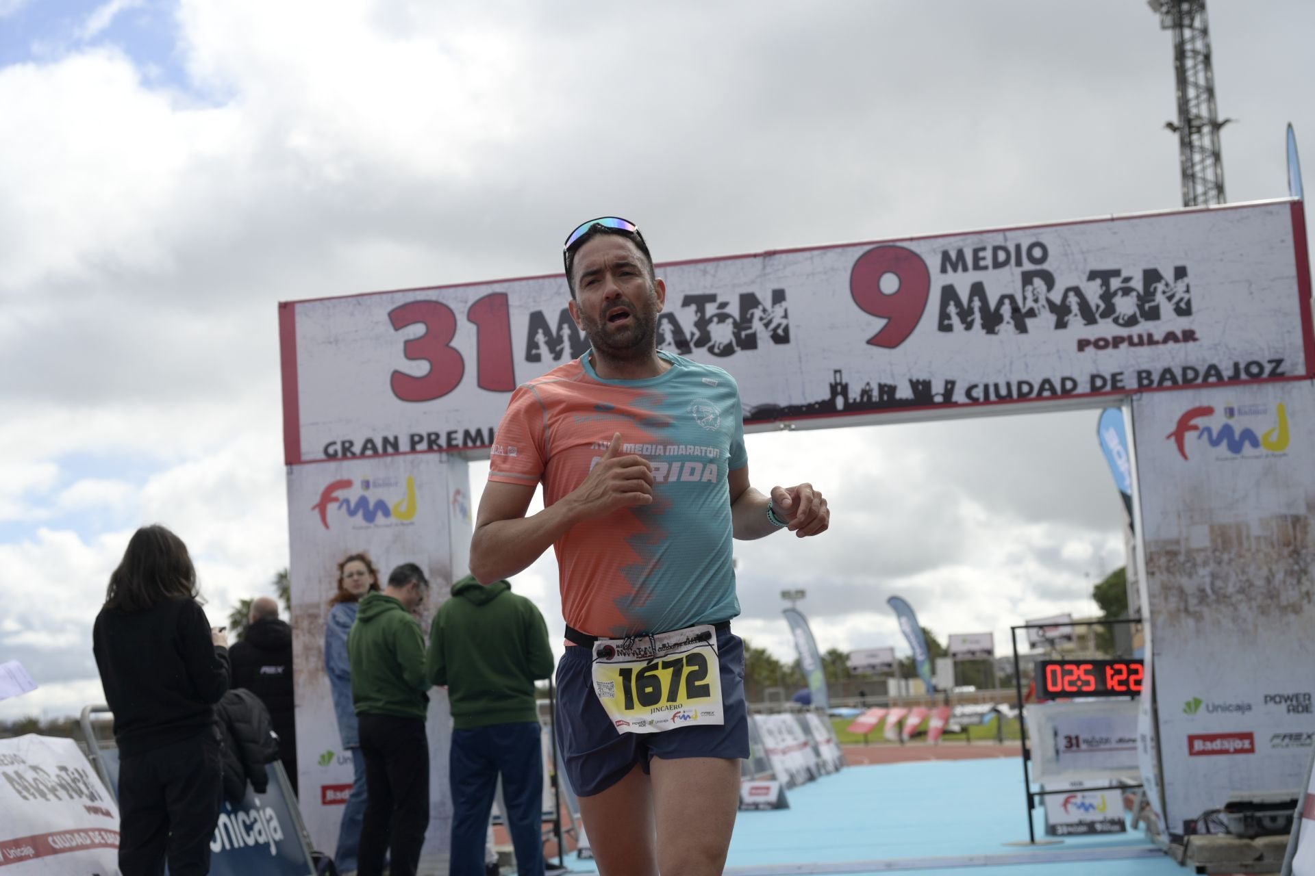 El Maratón Popular y Medio Maratón de Badajoz, en imágenes