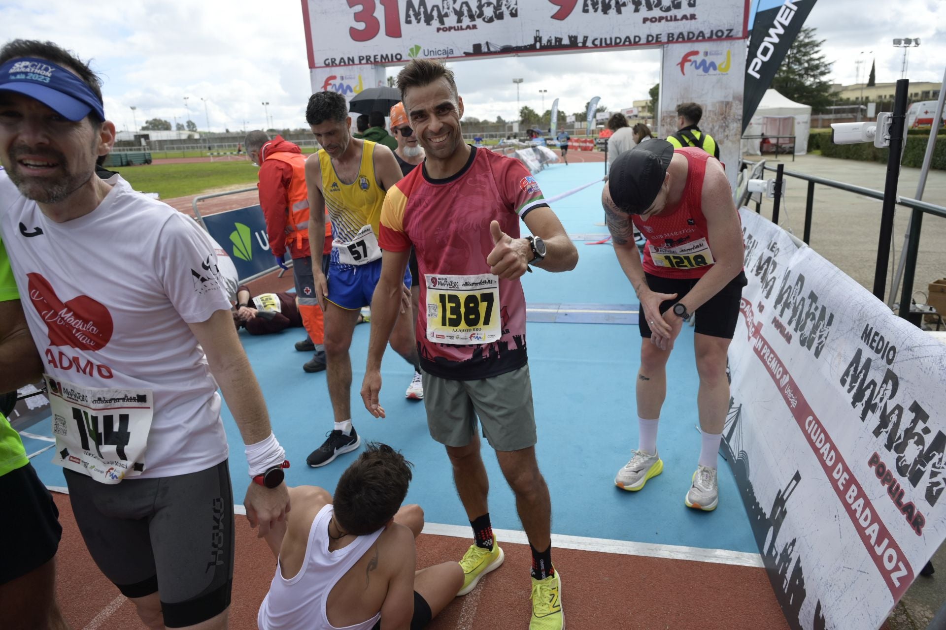 El Maratón Popular y Medio Maratón de Badajoz, en imágenes