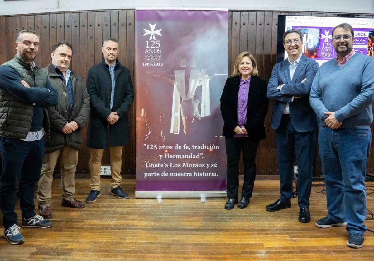 Ana Aragoneses junto a la junta de gobierno del Calvario.