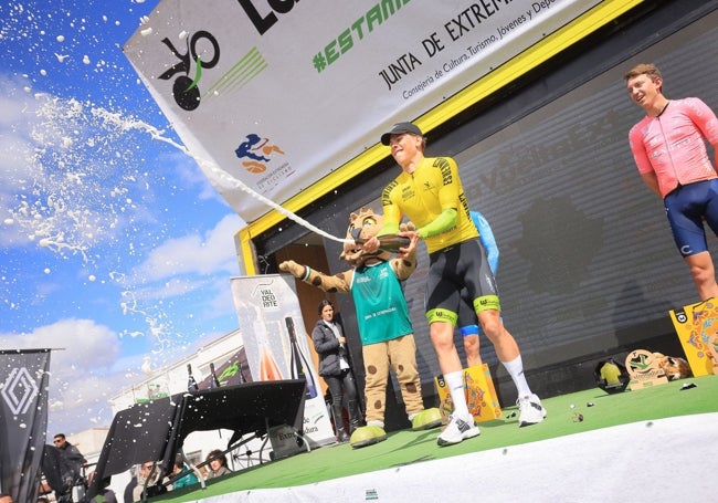 El ganador de la ronda mascuñina, el belga Ferre Geeraerts, celebra el triunfo en el podio.