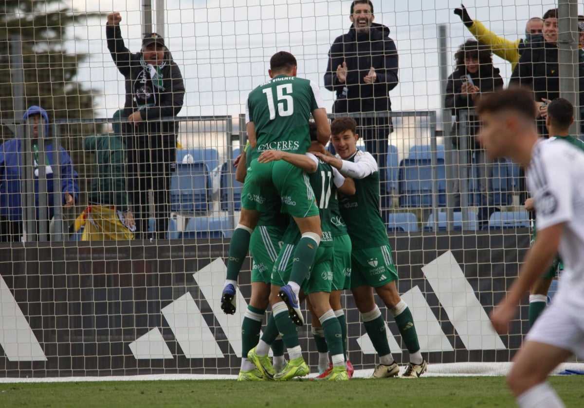 Euforia en el Cacereño tras anotar uno de los goles de este domingo en Valdebebas.