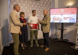 El concejal Julio César Fuster charla con los representantes de los sindicatos en el ayuntamiento.