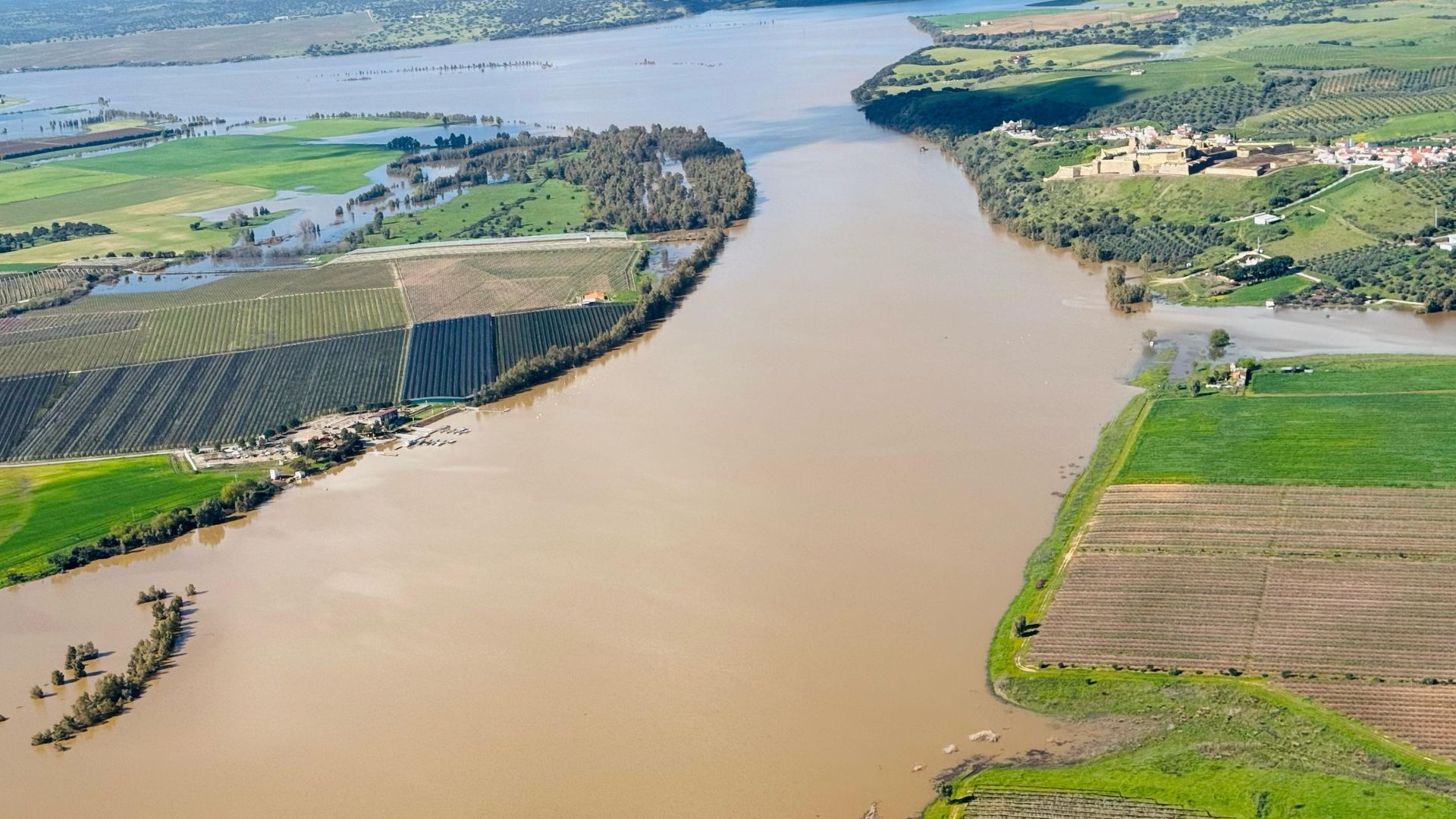 El Guadiana como frontera natural entre España y Portugal. De un lado, el embarcadero de Villarreal, al otro, la fortaleza lusa de Juromenha. 